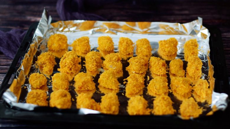 烤箱版鸡米花,烤盘铺上锡纸,把做好的鸡肉块依次放入烤盘中