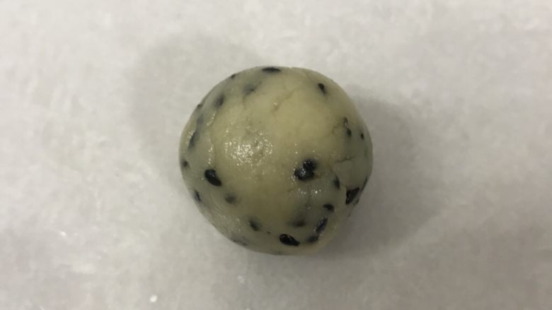 椰蓉芝麻酥球(玉米油板),取一小块面团13克左右用两手搓圆。