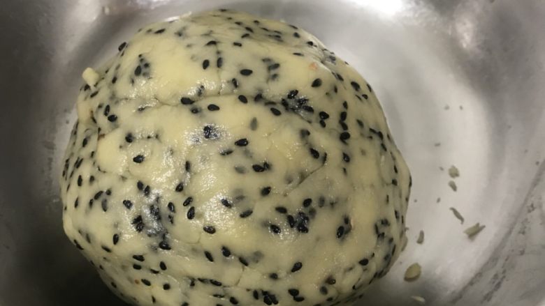 椰蓉芝麻酥球(玉米油板),用手揉成面团。