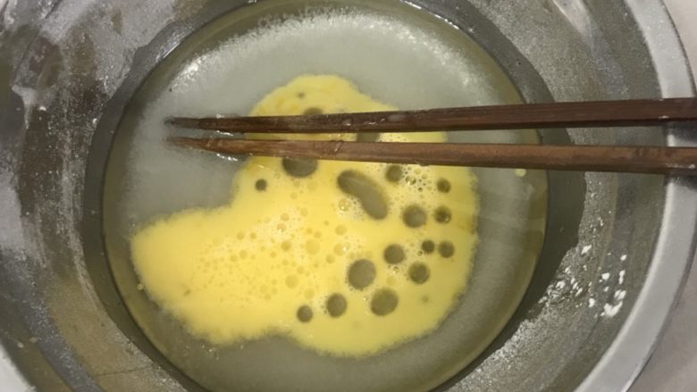 椰蓉芝麻酥球(玉米油板),用筷子搅拌加入全蛋液。