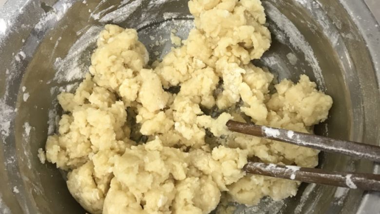 椰蓉芝麻酥球(玉米油板),用筷子Z字形搅拌无干粉状态。