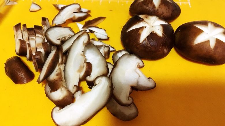上海菜-香菇油面筋,最后是米字形状即可,剩余的香菇切片