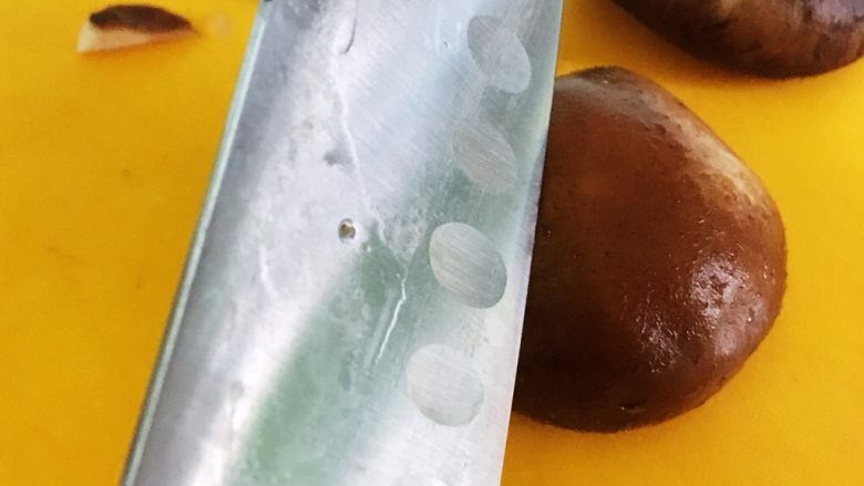 上海菜-香菇油面筋,3个香菇切成米字花,如图所示左边一刀