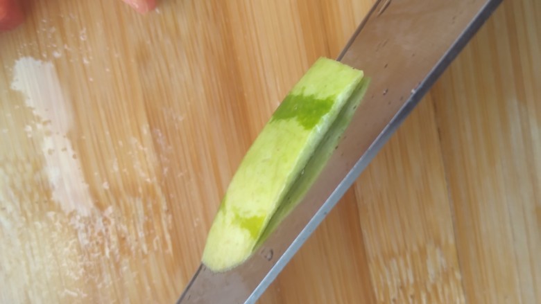 学一种西瓜的有爱吃法,西瓜皮切薄片,一毫米左右。