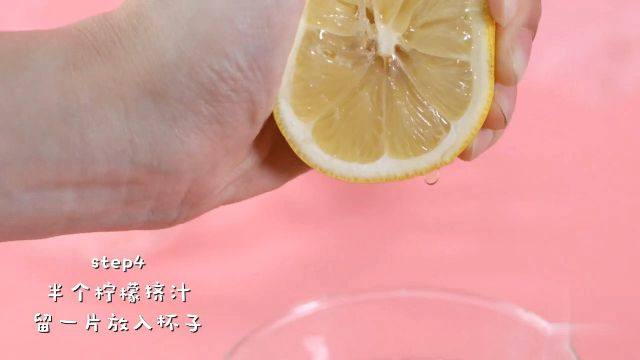 樱花气泡水,将半个柠檬汁挤到杯子中,留一片放进杯子中