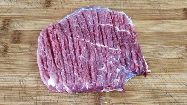 杭椒牛柳,把牛肉用刀背敲打松松,这样子处理可以使牛肉松弛软嫩