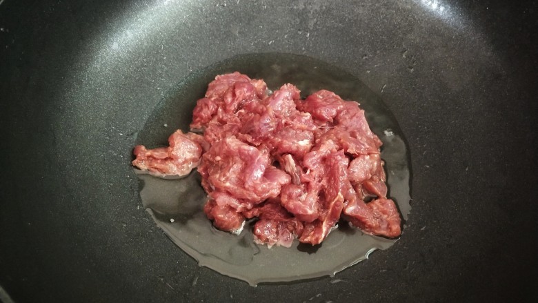 杭椒牛柳,热锅倒油,加热至七成热,下牛肉条