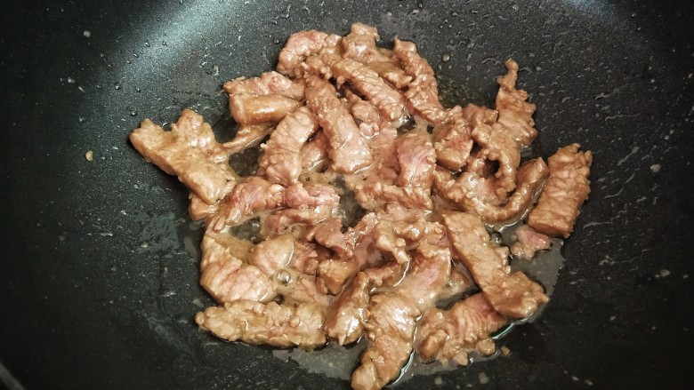 杭椒牛柳,改中小火滑炒至8成熟,盛出,炒至牛肉变色了就可以盛出了