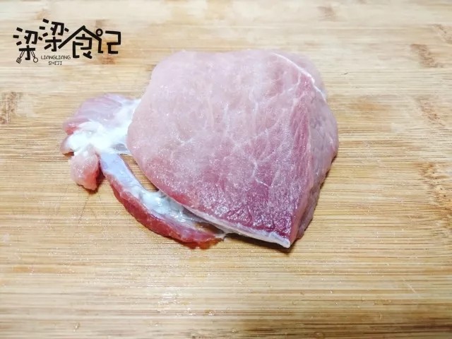夏日减肥优选—风味猪肉沙拉,<a style='color:red;display:inline-block;' href='/shicai/ 414'>猪肉</a>洗净,沥干水分,拍打按摩1分钟;拿叉子或者牙签在肉上戳小洞。