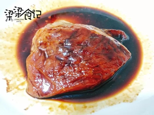 夏日减肥优选—风味猪肉沙拉,猪肉洗净,沥干水分,拍打按摩1分钟;拿叉子或者牙签在肉上戳小洞。