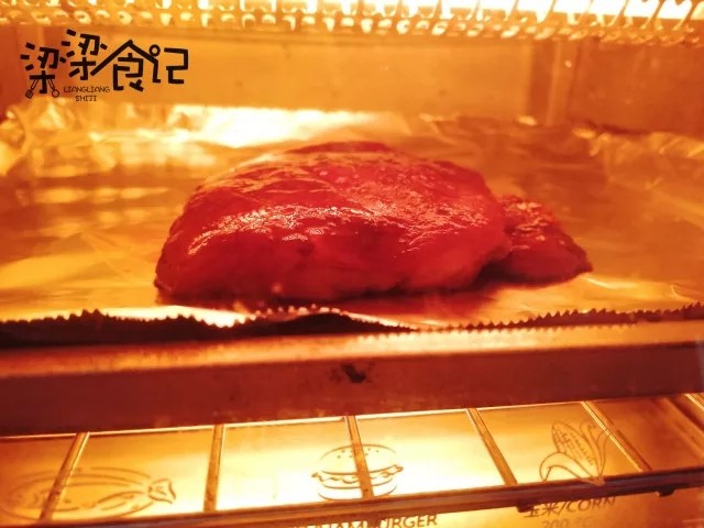 夏日减肥优选—风味猪肉沙拉,腌制完的猪肉放入烤箱,开180度烤制20分钟后取出两面涂上剩余的研制酱汁和蜂蜜,再烤制5分钟