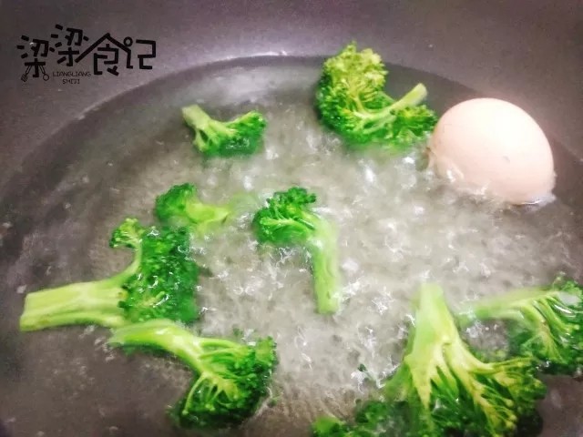 夏日减肥优选—风味猪肉沙拉,煮一锅开水,放入西兰花和<a style='color:red;display:inline-block;' href='/shicai/ 9'>鸡蛋</a>