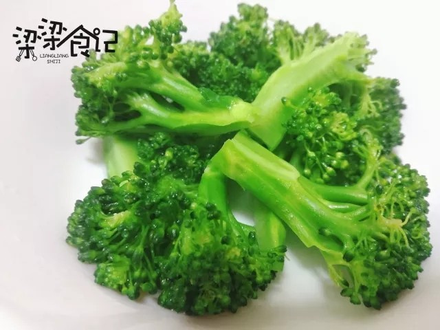 夏日减肥优选—风味猪肉沙拉,西兰花灼熟放凉备用,鸡蛋可同时捞起