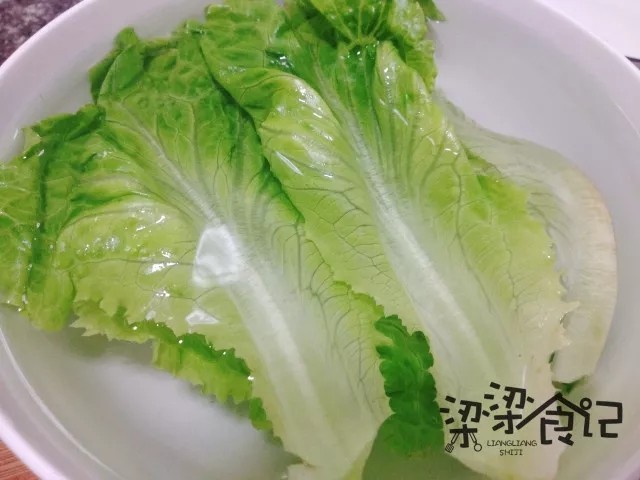 夏日减肥优选—风味猪肉沙拉,<a style='color:red;display:inline-block;' href='/shicai/ 121'>生菜</a>洗净放入冰水浸泡5分钟