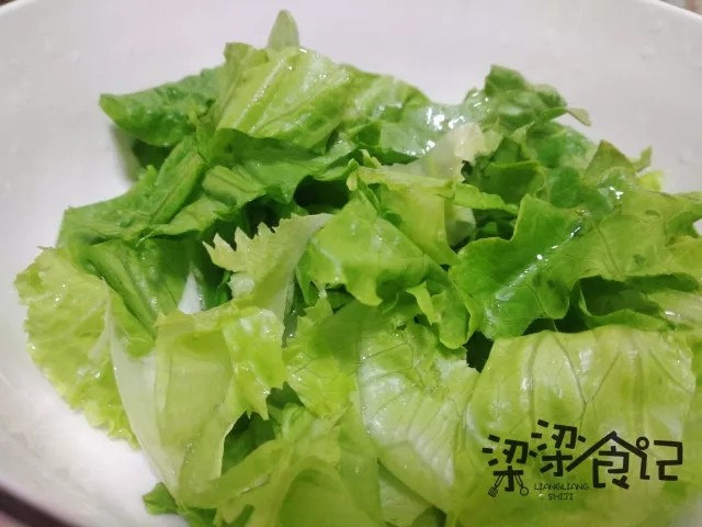 夏日减肥优选—风味猪肉沙拉,浸泡好的生菜切成小段,沥干水分