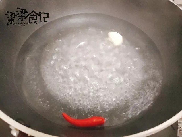 夏日减肥优选—风味猪肉沙拉,沙拉酱制作:煮一锅开水,放入<a style='color:red;display:inline-block;' href='/shicai/ 82'>小米椒</a>和蒜,煮熟