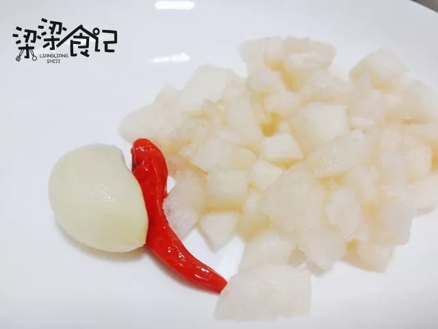 夏日减肥优选—风味猪肉沙拉,<a style='color:red;display:inline-block;' href='/shicai/ 2111'>雪梨</a>去皮切成丁