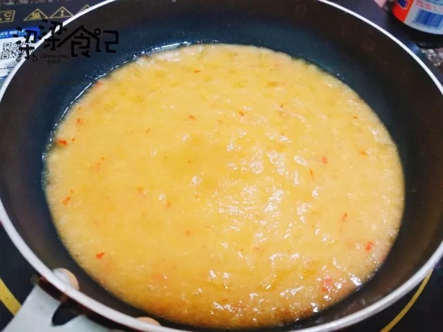 夏日减肥优选—风味猪肉沙拉,蒜、小米椒和雪梨一同放入榨汁机,榨成酱的半成品倒入平底锅熬煮