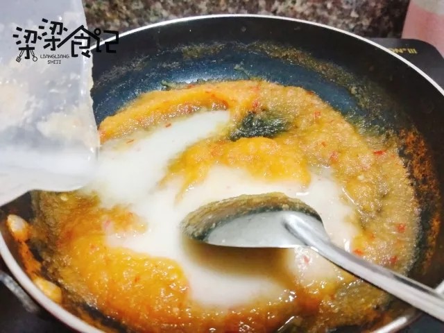 夏日减肥优选—风味猪肉沙拉,熬煮至收汁后,倒入<a style='color:red;display:inline-block;' href='/shicai/ 757'>芡粉</a>,慢慢搅拌