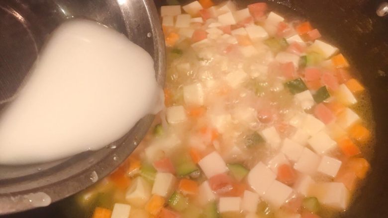 火腿豆腐羹,倒入适量水淀粉时不停搅拌