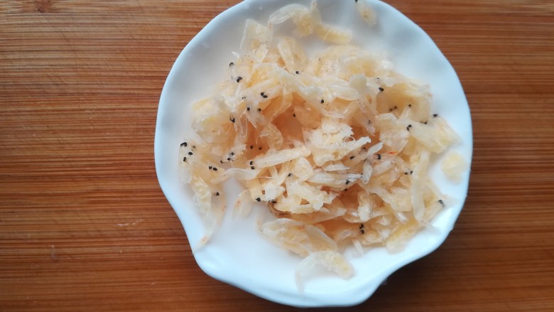 鲜味冬瓜汤,虾皮去除杂质,从清水冲淋一下。煮汤的话,虾皮如果提前放在锅里跟油略炒一下,出来的汤会是奶白色。我比较喜欢直接放锅里煮清汤。