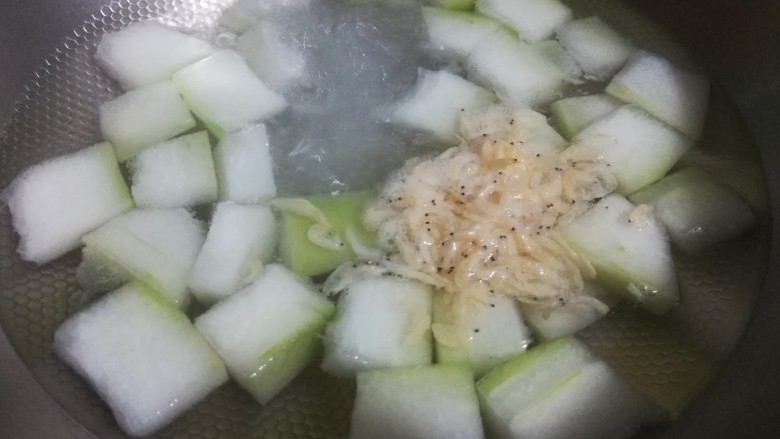 鲜味冬瓜汤,冬瓜煮2、3分钟后,加入虾皮一起小火同煮。