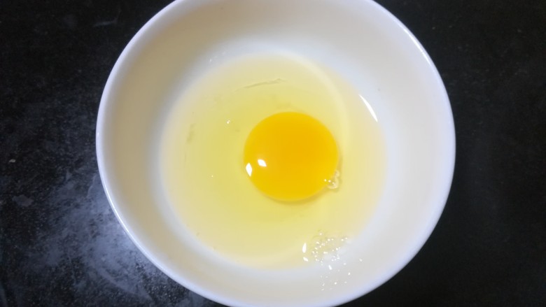 鲜味冬瓜汤,取一个小碗,打入两个<a style='color:red;display:inline-block;' href='/shicai/ 9'>鸡蛋</a>,用筷子打散。