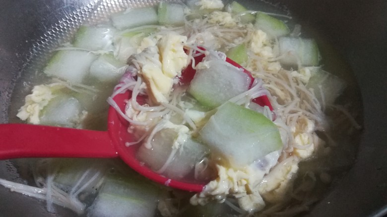 鲜味冬瓜汤,待锅里的汤再次煮开,加入一勺盐调味。