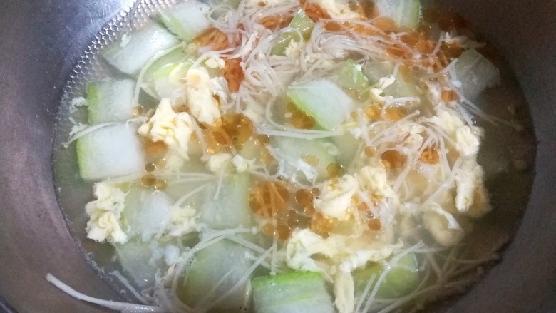鲜味冬瓜汤,淋入香油。一锅美味鲜香的虾皮菌茹冬瓜汤就做好了,美美的开动吧。