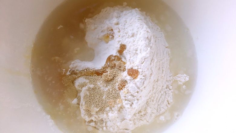蜂蜜碧根果软欧,提前一天做好中种面团,混合中种面团的全部材料