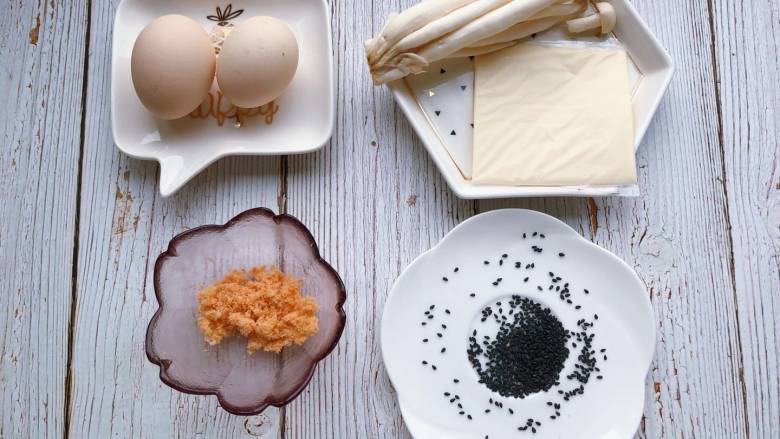 【宝宝辅食】三文鱼松厚蛋烧, 准备食材:鸡蛋 2 个、海鲜菇 适量、奶酪 一片、三文鱼松 5 g、黑芝麻 5 g
PS:海鲜菇洗净去根切碎备用