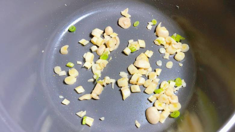 【宝宝辅食】三文鱼松厚蛋烧, 加入海鲜菇碎,炒熟