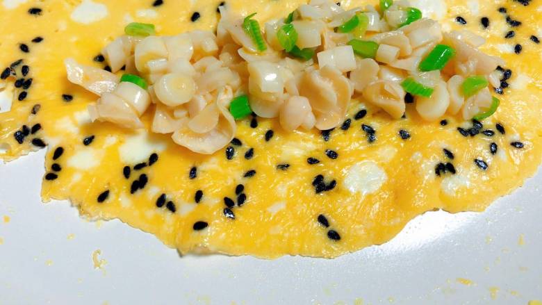 【宝宝辅食】三文鱼松厚蛋烧,待蛋液凝固,在蛋饼的一段放上海鲜菇
