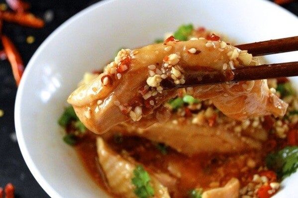 口水鸡,另外,它的酱汁拌饭拌面都好吃哦。
