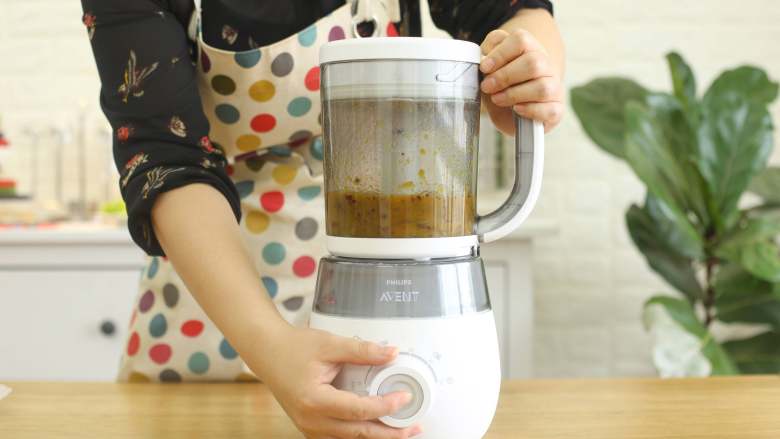 7m+南瓜红枣泥,蒸好之后,搅打成泥~
tips:没有辅食机,在锅里蒸好,加一点温水,用料理机或搅拌机打成泥就可以啦