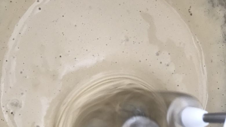 巧克力杏仁意式脆饼,先低速打发,再转高速打发,打至鸡蛋发白膨胀。