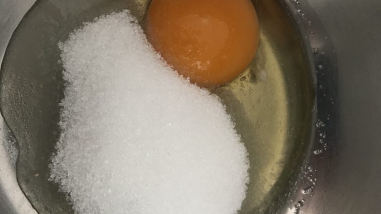 巧克力杏仁意式脆饼,鸡蛋和砂糖混合,用电动手持打蛋器进行充分打发。