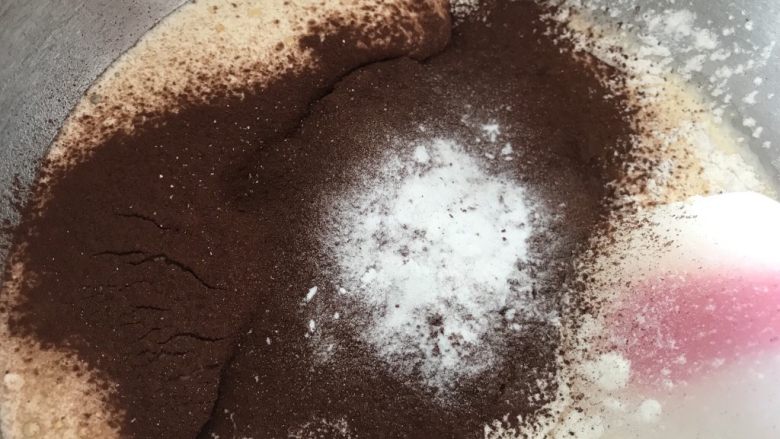 巧克力杏仁意式脆饼,把提前过筛好的粉类倒入打发好的蛋液里,翻拌。