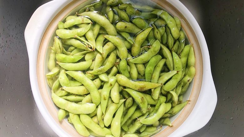 记忆中的味道:盐水煮毛豆,食材处理:
将毛豆用流水冲洗干净 洗去毛豆身上的泥垢和“毛毛”