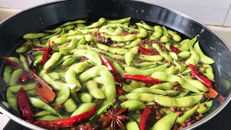 记忆中的味道:盐水煮毛豆,倒入毛豆大火煮开