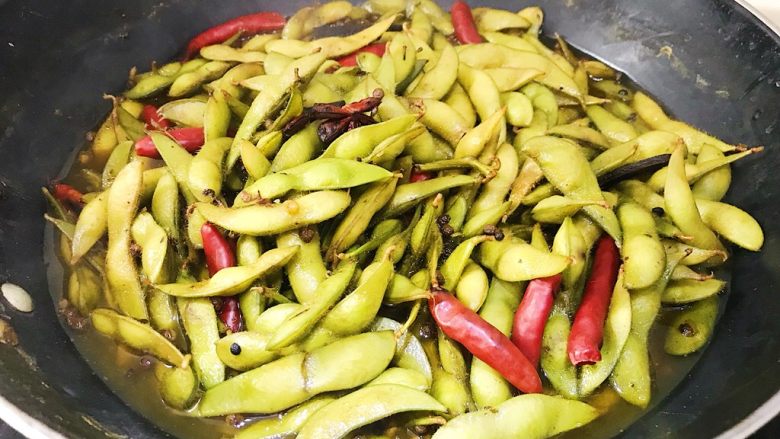 记忆中的味道:盐水煮毛豆,煮至汤汁浓稠即可出锅食用 如果汤汁够多可以浸泡数小时 味道更加浓郁