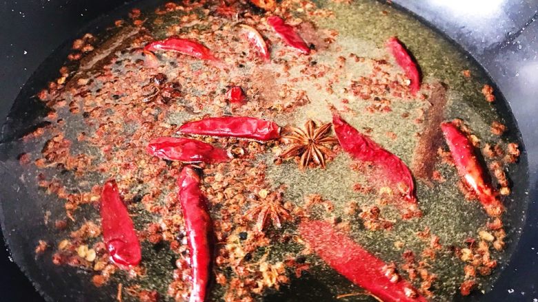 记忆中的味道:盐水煮毛豆,倒入适量清水烧开(咸度根据清水量 喜欢味道足一些的少加水 反之)