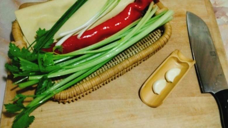 爽口豆腐皮,配菜洗净备用