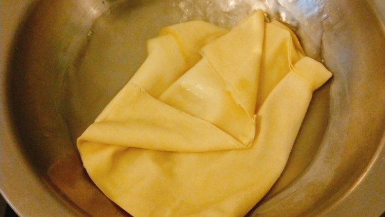 爽口豆腐皮,锅中烧开水,放入豆皮两分钟