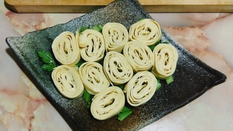 爽口豆腐皮,将豆腐卷码好