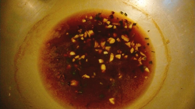 爽口豆腐皮,加入清水烧开,然后加入芡汁儿烧开