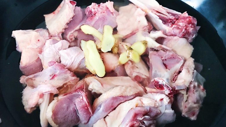土豆烧番鸭,食材处理:
冲洗干净的鸭肉冷水下锅 放几片生姜和适量料酒一同焯出血水