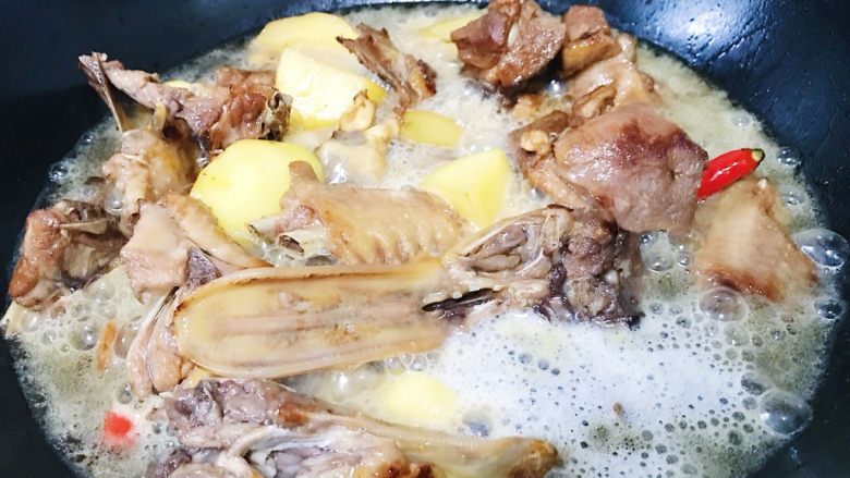 土豆烧番鸭,倒入一听啤酒(加入啤酒味道不是一般的赞)