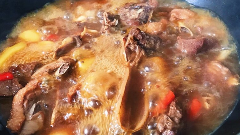 土豆烧番鸭,大火烧开转小火煮三十分钟左右(老一些的鸭子时间稍微延长一些)