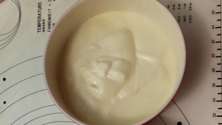 父亲节蛋糕,把蛋糕糊倒入模具中,震几下,把大气泡震出来。烤箱150度预热10分钟后放入,烤45分钟。